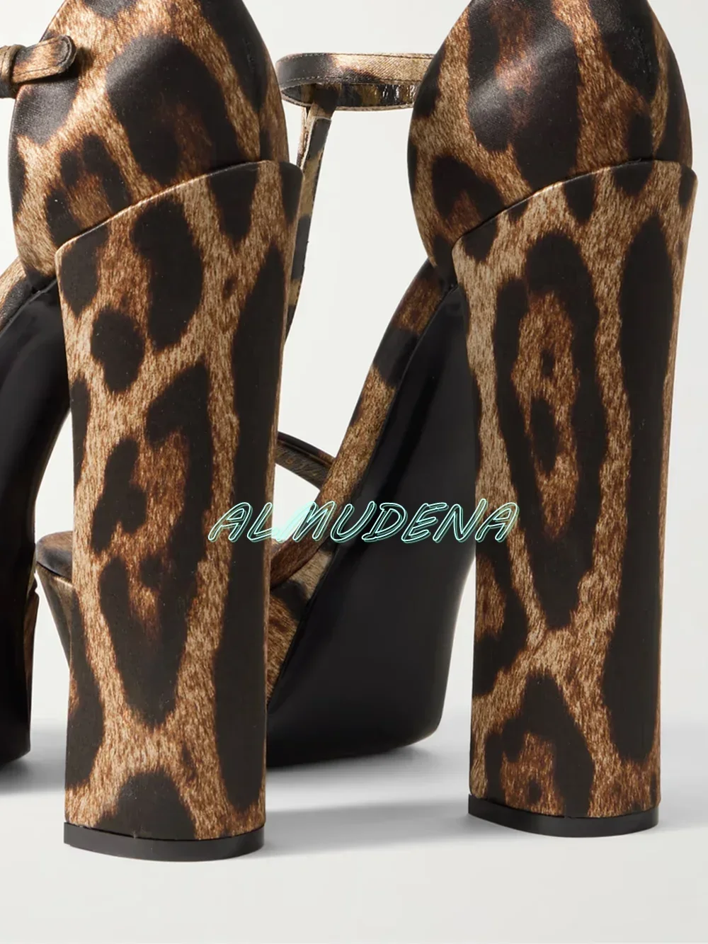 Глянцевые атласные сандалии с  – обзор и цена Leopard Print Heels